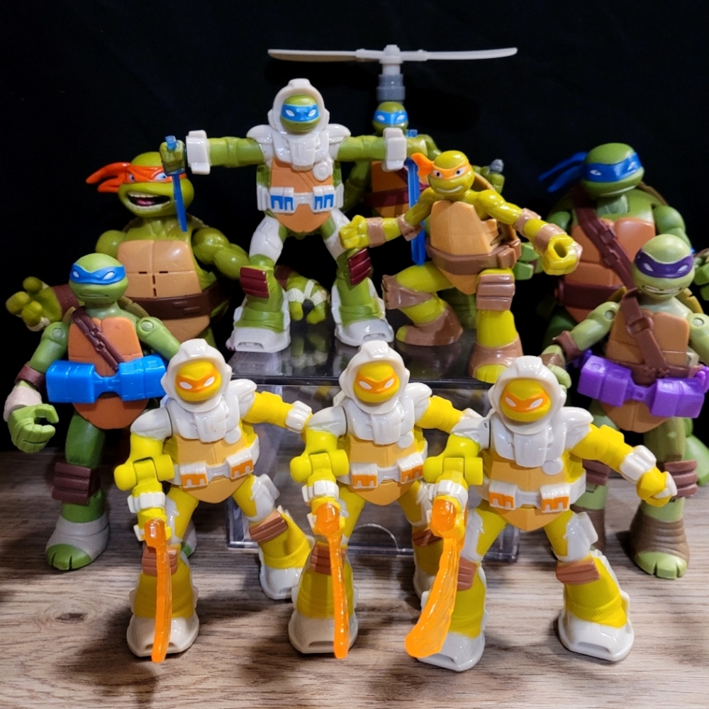 Lot of 10 Ninja Turtle toys